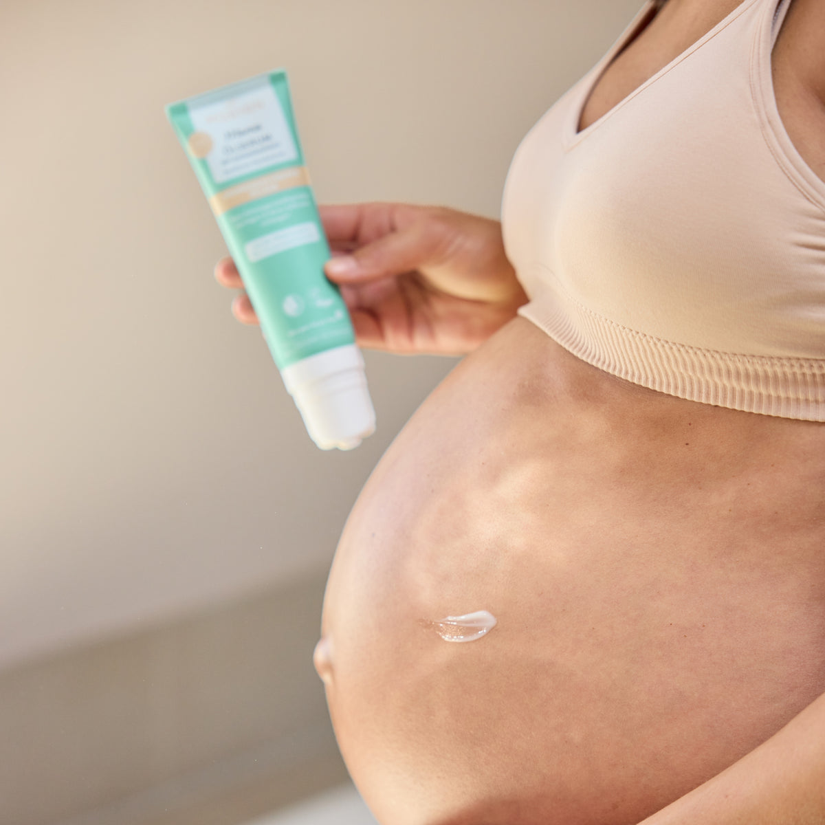 Mama mit dem Ölserum von Mabyen bei Babybauchpflege