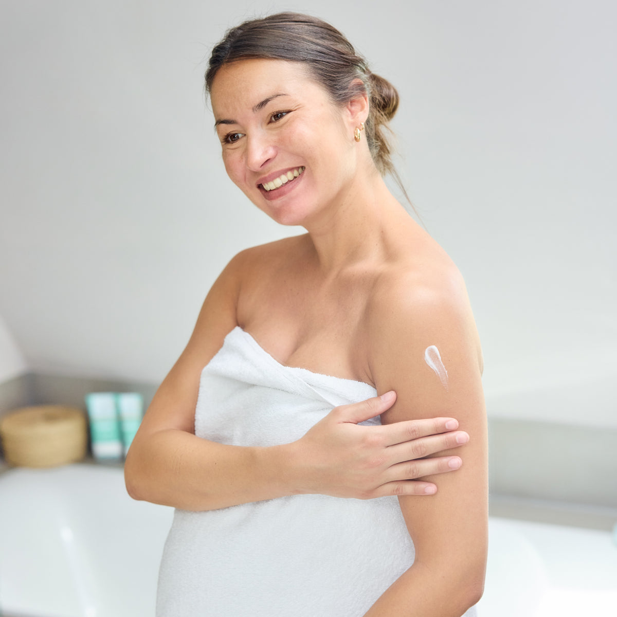 Mama nach der Dusche bei Pflegeroutine für sanfte Haut